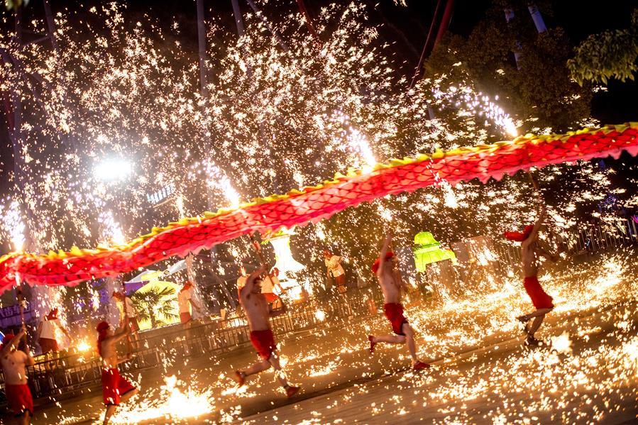 Gorgeous fire dragon dance performed in Hubei(1/4)